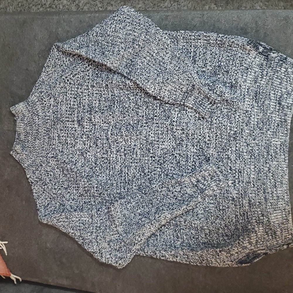 3/$15 BDG Mock Neck Sweater Size XS